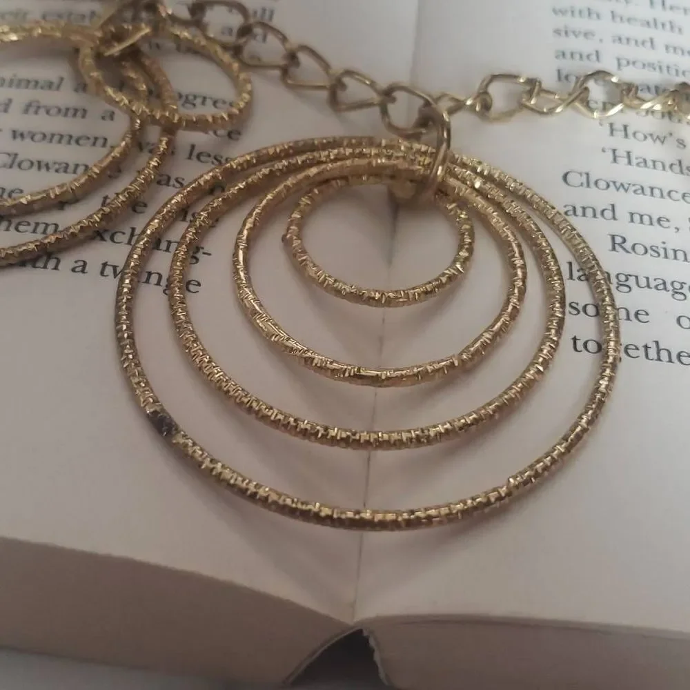 ‎Golden Circle Hooped Rings Necklace
